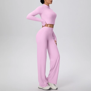 Détail de la veste de sport rose zippée avec passe-pouces et pantalon large assorti