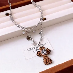 Collana vintage a doppio strato argento con ciondolo a croce leopardata, perle e stelle