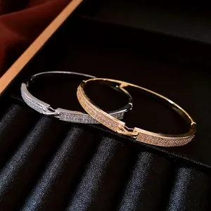 Bracelet croisé plaqué or 18 carats avec zircons pavés en finitions or et argent