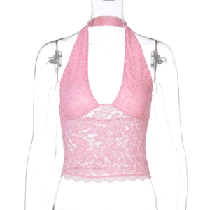 Détail du tissu en dentelle florale rose délicate sur ce haut dos nu ajusté chic