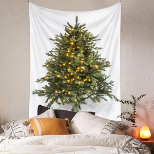 Dettaglio dell'arazzo dell'albero di Natale appeso in camera da letto con luce calda