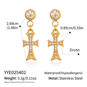 Détails des boucles d'oreilles croix en acier doré et zircon avec dimensions précises