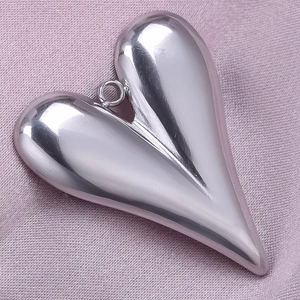 Nahaufnahme herzförmiger 304 Edelstahl-Anhänger mit poliertem Silber-Spiegelfinish