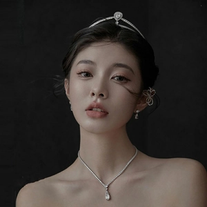 Elegant bridal silver crown set with sparkling rhinestones, necklace and earrings for wedding