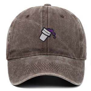 Vue détaillée d'une casquette de baseball marron délavée avec broderie violette.