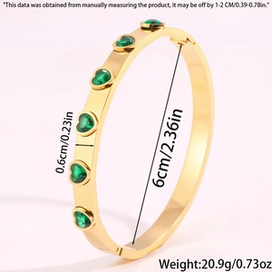 Vue macro du bracelet jonc doré avec zircons cœurs et dimensions des pierres vertes