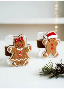 Detail der Lebkuchenmann-Dekoration aus Filz mit weihnachtlichen Details und Schleife