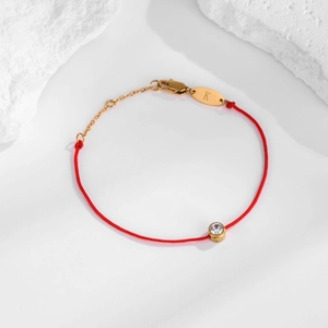 Bracelet cordon rouge en acier titane avec placage or rose, breloque K et cristal brillant