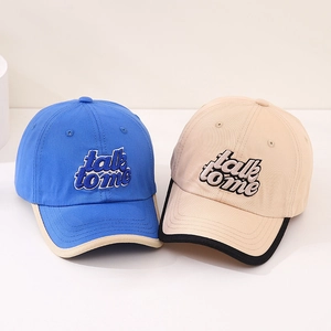 Kinder-Baseballcaps-Set mit talk to me Stickerei in Blau-Beige und Beige-Schwarz