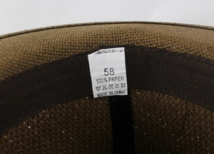 Dettaglio dell'etichetta interna di un cappello di paglia con taglia 58 e istruzioni.