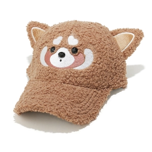 Détail d'une casquette en polaire marron avec oreilles 3D et visage d'ours brodé mignon