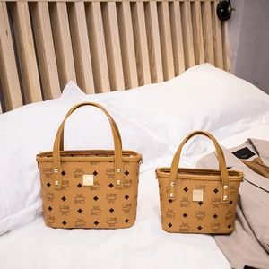 Klassische braune Eimertaschen mit Markenmuster und goldenen Details in zwei Größen