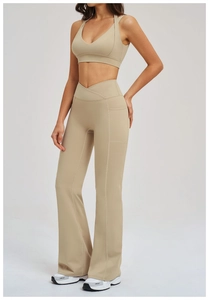 Détail du pantalon de yoga évasé à taille haute croisée avec poches latérales
