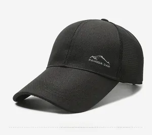 Détail de la casquette baseball en mesh avec broderie montagne et tissu respirant