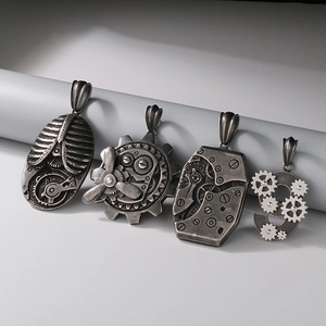 Detailansicht von vier Vintage-Steampunk-Anhängern mit mechanischen Zahnrädern im Retro-Stil