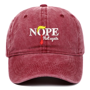 Dettaglio del logo ricamato Nope Not again sul cappellino da baseball bordeaux lavato