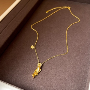 Detail der vergoldeten Koi-Fisch-Kette mit Zirkonia-Inlay und Herz-Anhänger