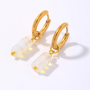 Élégantes boucles d'oreilles créoles dorées avec pendentifs cylindriques blancs translucides