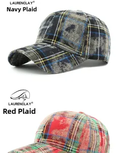 Vue détaillée des motifs à carreaux vintage en bleu marine et rouge sur les casquettes