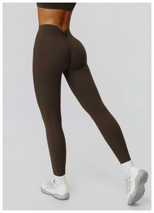Détail du pantalon de yoga taille haute avec taille en V et effet sculptant fessier