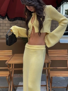 Ensemble en tricot jaune pâle comprenant un haut à nouer et une jupe longue assortie de style