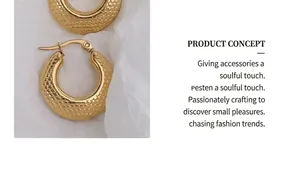 Détail de boucles d'oreilles créoles dorées avec motif à écailles de style français