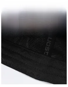 Dettaglio del tessuto in rete nera traspirante e della fascia tergisudore del cappello
