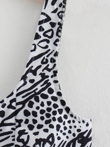 Detailopname van de stiksels en stoftextuur van de top met zebraprint-patroon