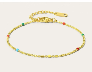 Detail eines vergoldeten Perlenarmbandes mit bunten Emailleperlen und Karabinerverschluss