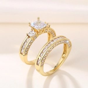 Gedetailleerd beeld van twee gouden ringen met princess-geslepen stenen en pavé