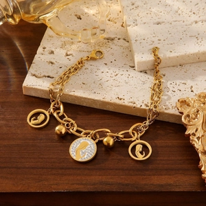 Bracciale in acciaio al titanio dorato con ciondolo ritratto femminile e cristalli