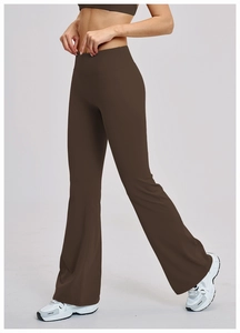 Détail du pantalon de yoga taille haute évasé marron foncé avec ceinture de compression