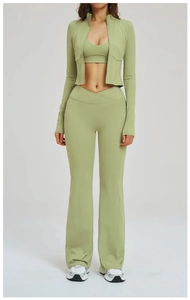 Dettaglio set yoga con pantaloni svasati a vita incrociata e giacca slim con zip