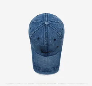 Vue de dessus de la casquette en jean bleu avec broderie noire Bruxelles Belgique