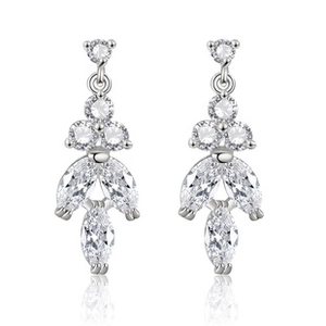 Vue détaillée de boucles d'oreilles en C argentées avec zircons carrés et marquises