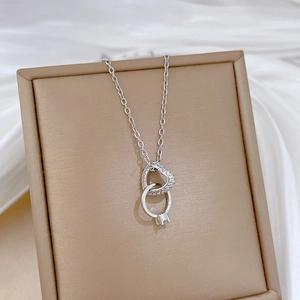 Macro di collana in argento a cerchi intrecciati con zirconi esposta su portagioie