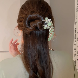 Detail einer chinesischen Haarnadel mit Perlenquasten und Blumenmotiven im Haar