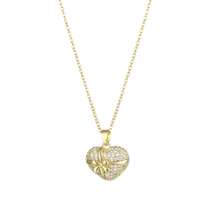 Collier cœur doré avec nœud papillon et zircons scintillants sur fond blanc pur
