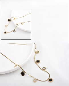 Vue détaillée du collier en acier titane avec pendentifs chiffres romains