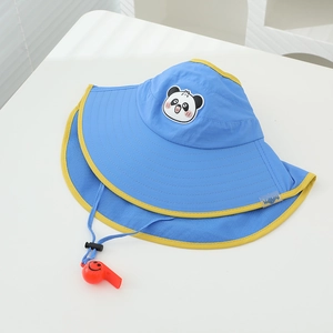 Dettaglio cappello sole blu con ricamo panda, protezione collo e fischietto rosso