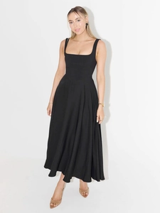 Détail de l'encolure carrée d'une robe longue noire ajustée avec une jupe en ligne A