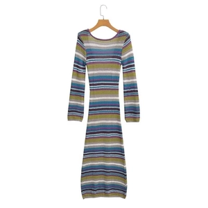 Eng anliegendes langärmliges Strickkleid mit bunten Streifen und figurbetonter Passform