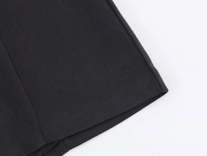 Nahaufnahme der schwarzen Twill-Stoffstruktur und hochwertigen Nähte am Saum