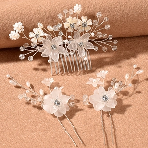 Detailset aus silbernem Brauthaarkamm und Nadeln mit Perlen und Kristallblumen