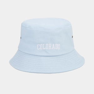 Dettaglio cappello a secchiello azzurro in cotone con ricamo Colorado e occhielli in metallo