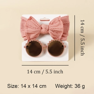 Rosa Strickschleife Haarband und Gänseblümchen Sonnenbrille Set mit Größenangaben