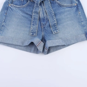 Short classique en jean bleu pour femme avec ceinture assortie et taille haute