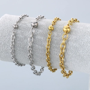 Klassische Edelstahl-Armbänder mit Magnetverschluss in Silber und Gold auf einem Ständer