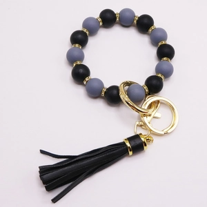 Detailansicht von Silikon-Perlenarmband in Schwarz und Grau mit Quaste und Strass-Abstandhalter
