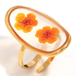 Adjustable 18K gold-plated ring with two orange dried flowers in acrylic resin